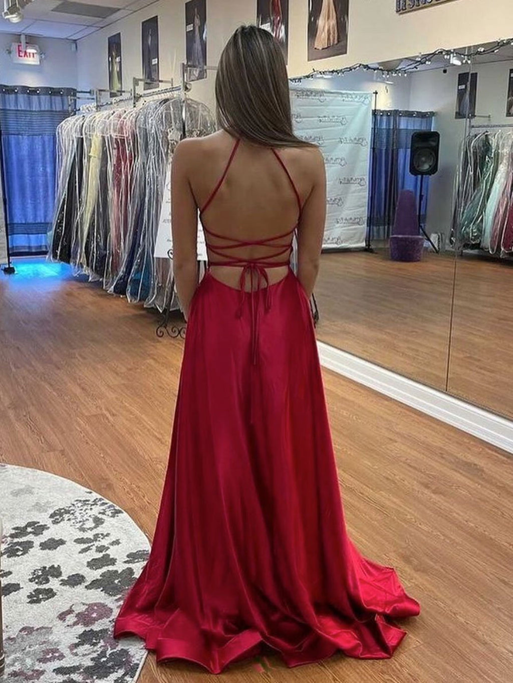 Vestidos de graduación sencillos, largos, de corte A, con escote en V, espalda descubierta, de satén y abertura alta.