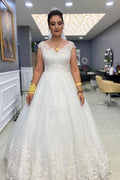Vestido de novia sencillo largo de corte A con escote en V y encaje de tul