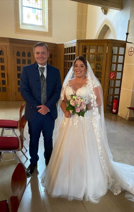 Vestidos de novia sencillos, largos, de corte A, con escote en V y mangas largas, con encaje.