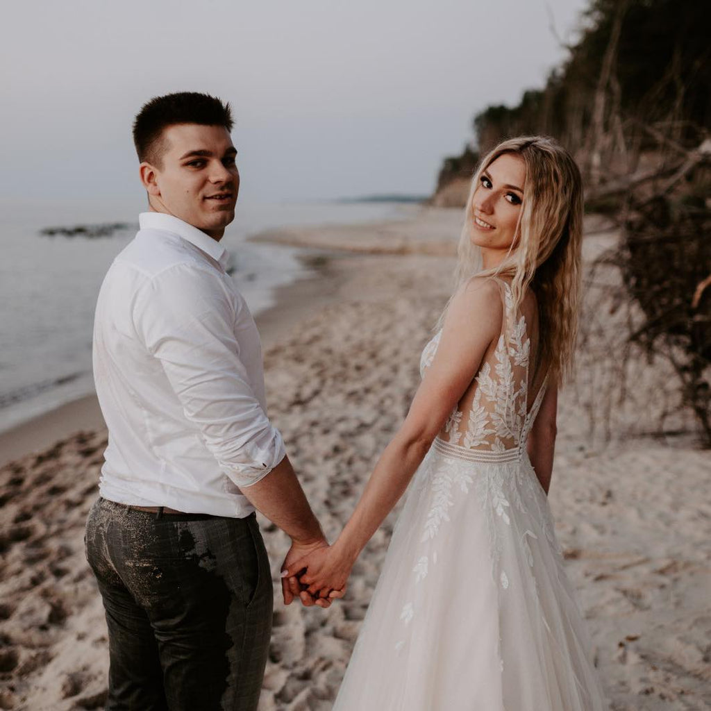 Vestido de novia sencillo largo de corte A con escote en V, espalda descubierta y tul con encaje