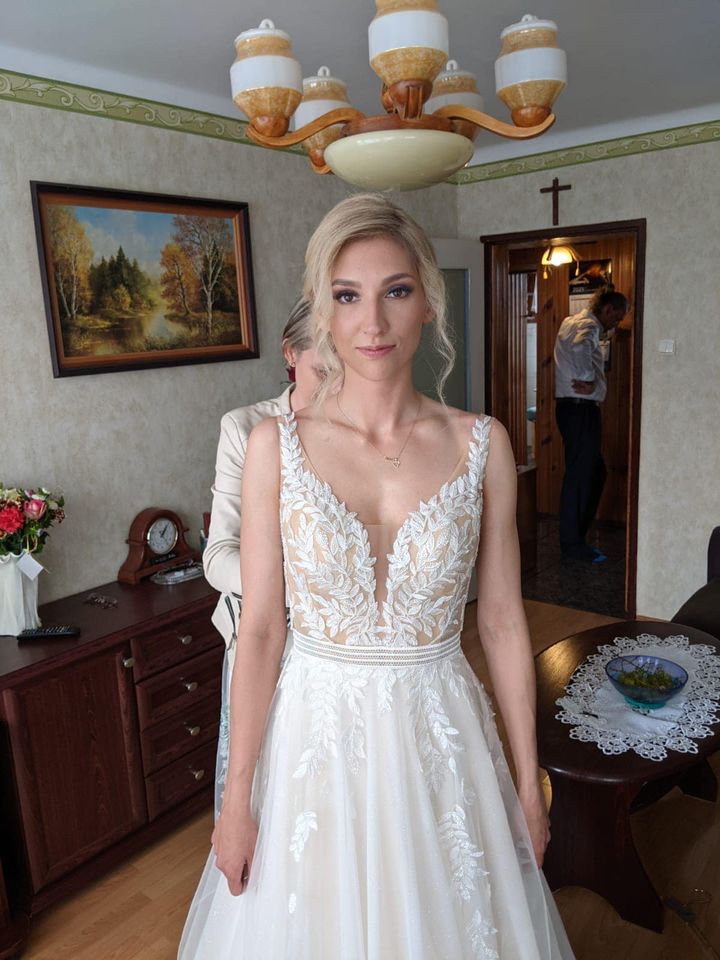Vestido de novia sencillo largo de corte A con escote en V, espalda descubierta y tul con encaje