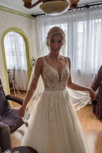 Vestido de novia sencillo largo de corte A con escote en V, espalda descubierta y tul con encaje