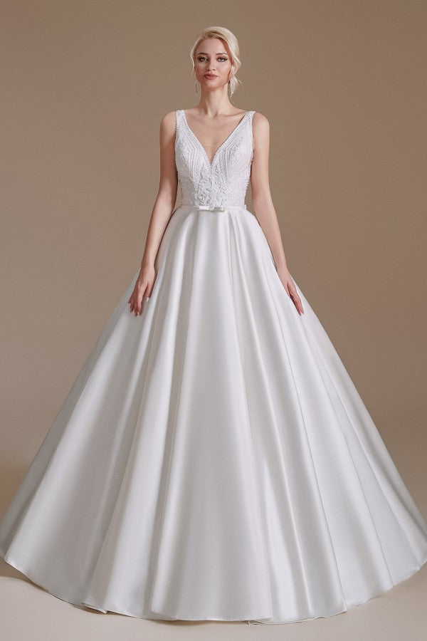 Vestido de novia sencillo, largo, de corte A, escote en V, de satén con apliques de encaje.