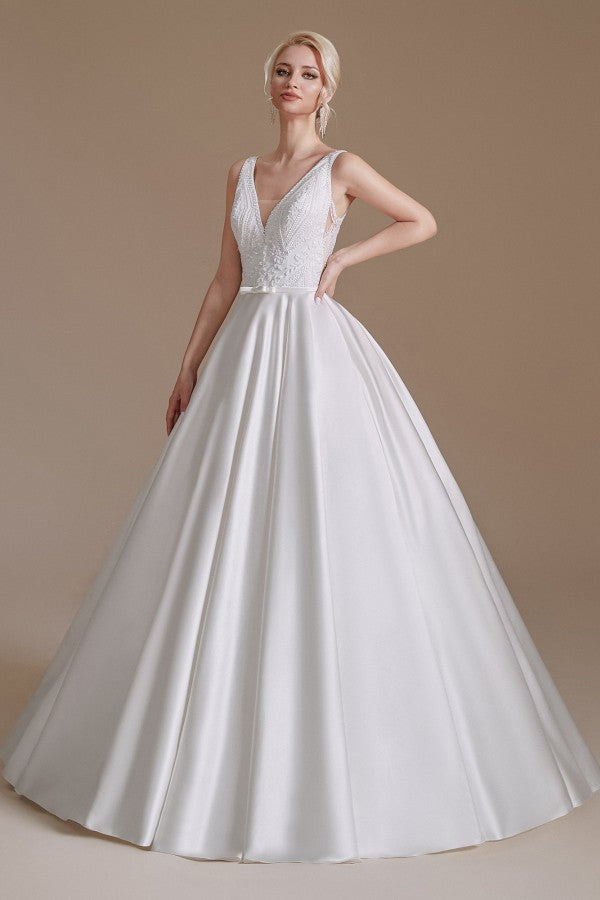 Vestido de novia sencillo, largo, de corte A, escote en V, de satén con apliques de encaje.