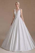 Vestido de novia sencillo, largo, de corte A, escote en V, de satén con apliques de encaje.