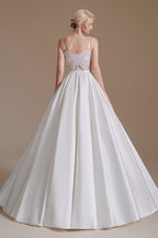 Vestido de novia sencillo, largo, de corte A, escote en V, de satén con apliques de encaje.
