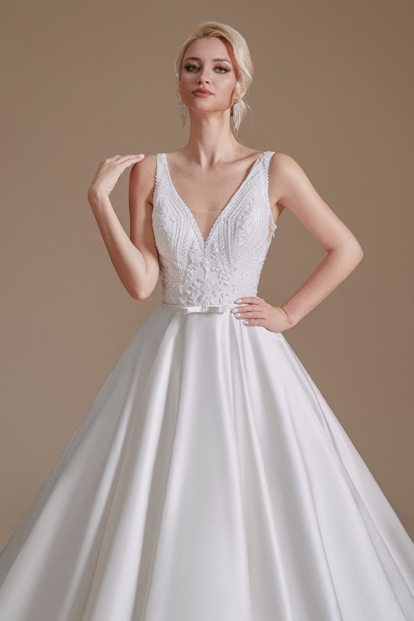 Vestido de novia sencillo, largo, de corte A, escote en V, de satén con apliques de encaje.