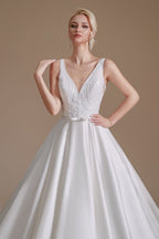 Vestido de novia sencillo, largo, de corte A, escote en V, de satén con apliques de encaje.