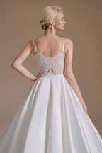 Vestido de novia sencillo, largo, de corte A, escote en V, de satén con apliques de encaje.