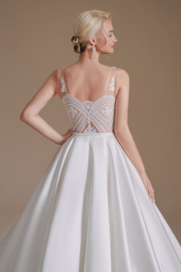 Vestido de novia sencillo, largo, de corte A, escote en V, de satén con apliques de encaje.