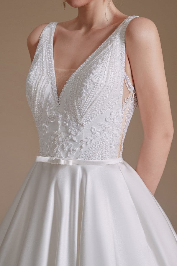 Vestido de novia sencillo, largo, de corte A, escote en V, de satén con apliques de encaje.