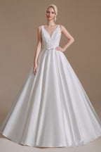 Vestido de novia sencillo, largo, de corte A, escote en V, de satén con apliques de encaje.