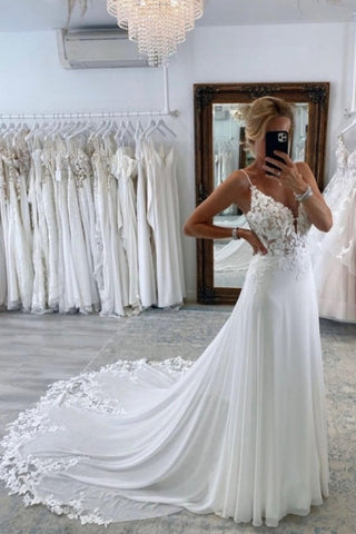 Vestidos de novia sencillos, largos, de corte A, con escote en V, tirantes finos y encaje.