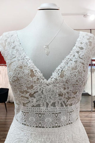 Vestido de novia sencillo largo de corte A con escote en V, apliques de tul y encaje