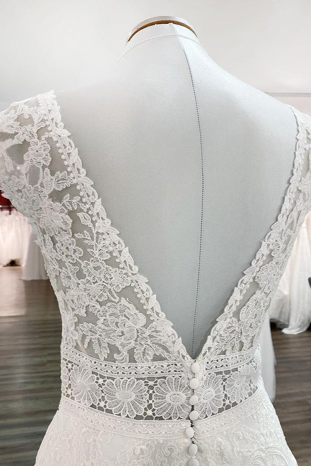 Vestido de novia sencillo largo de corte A con escote en V, apliques de tul y encaje