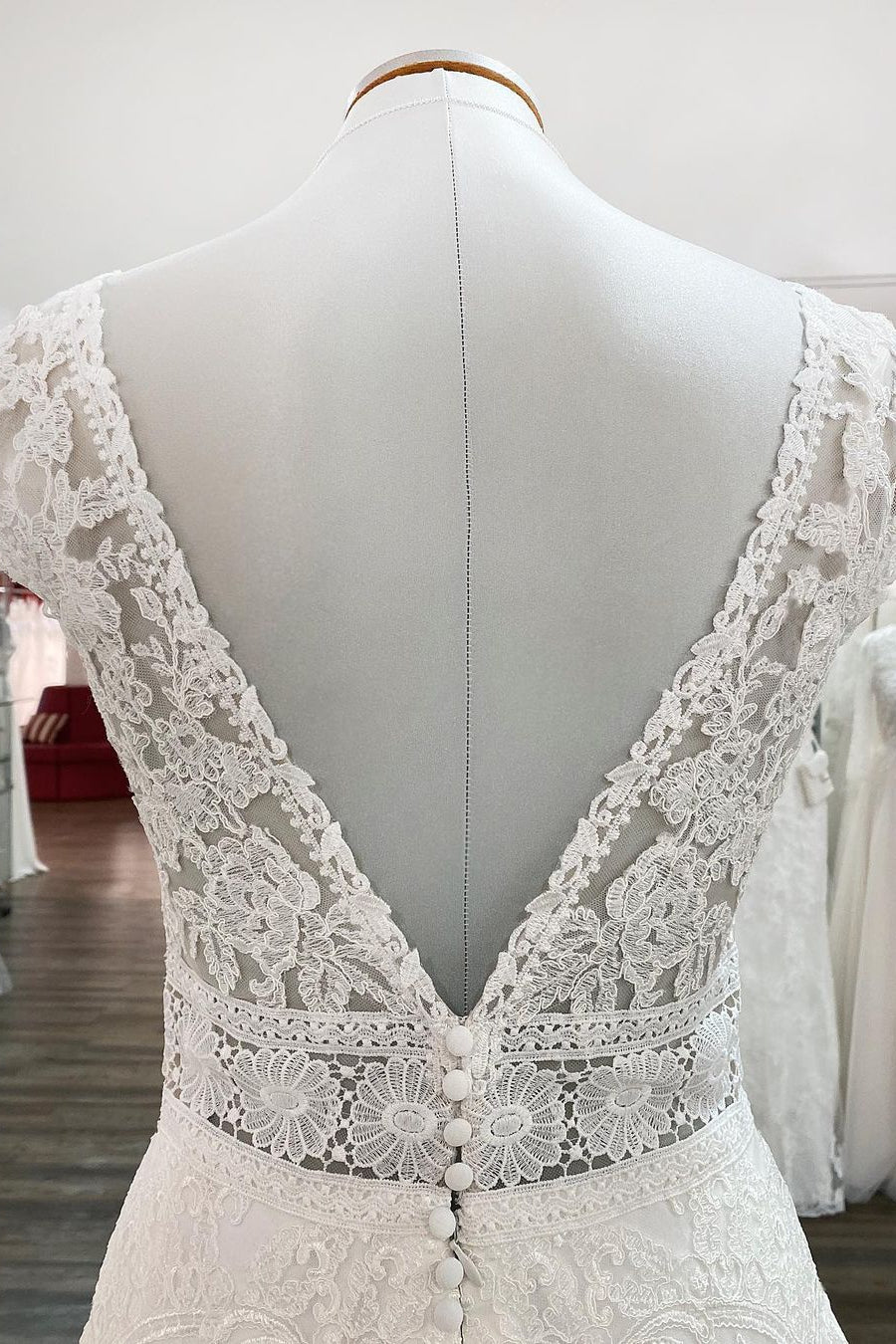 Vestido de novia sencillo largo de corte A con escote en V, apliques de tul y encaje