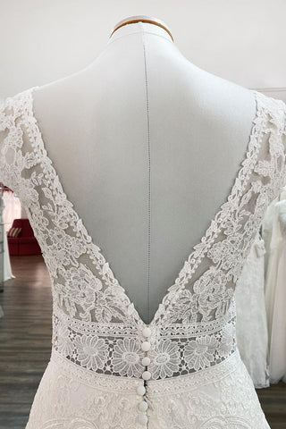 Vestido de novia sencillo largo de corte A con escote en V, apliques de tul y encaje