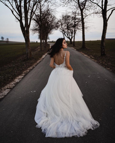 Vestido de novia sencillo, largo, de corte A, con escote en V, de tul y sin espalda