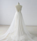 Robe de mariée simple longue en tulle à col V et coupe trapèze