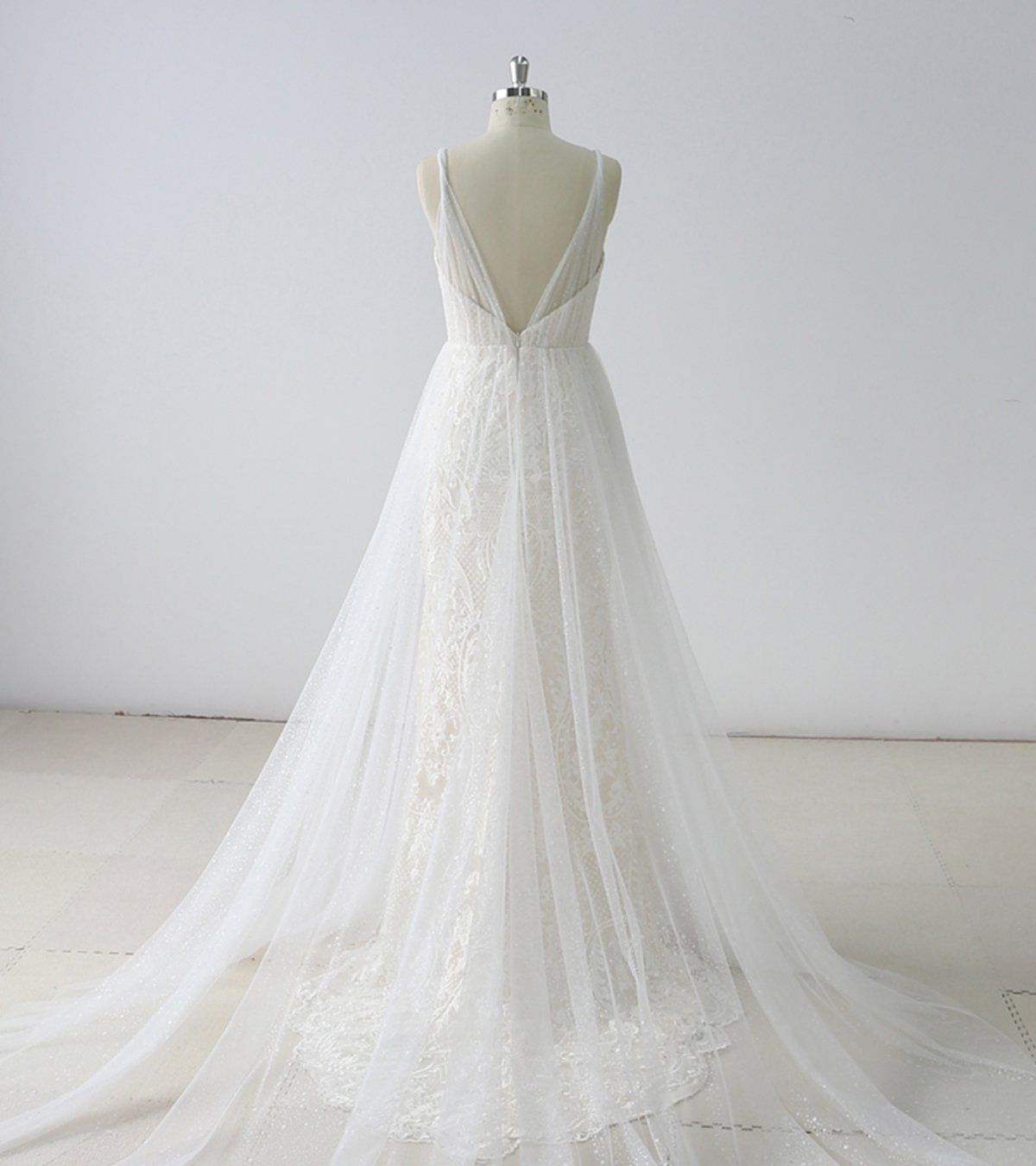 Robe de mariée simple longue en tulle à col V et coupe trapèze