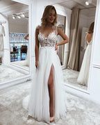 Vestido de novia sencillo, largo, de corte A, escote en V, de tul y con abertura.