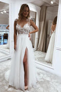 Vestido de novia sencillo, largo, de corte A, escote en V, de tul y con abertura.