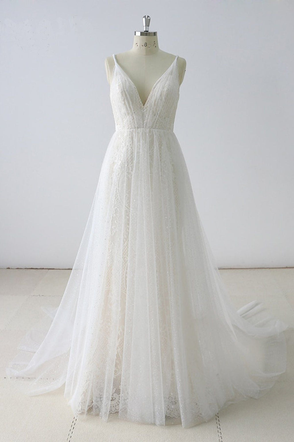 Robe de mariée simple longue en tulle à col V et coupe trapèze