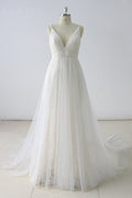 Robe de mariée simple longue en tulle à col V et coupe trapèze