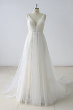 Robe de mariée simple longue en tulle à col V et coupe trapèze