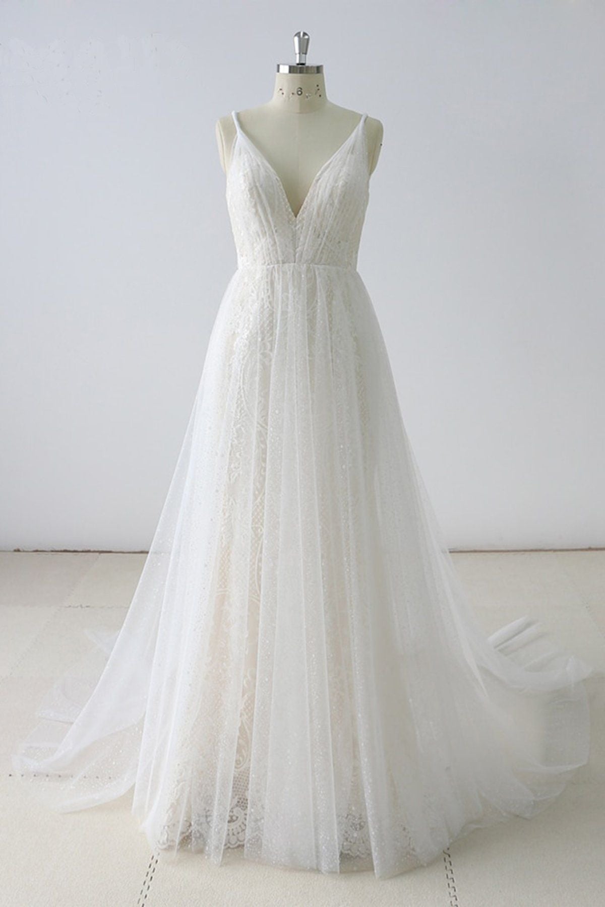 Robe de mariée simple longue en tulle à col V et coupe trapèze