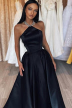 Robe de bal longue et simple noire en satin sans manches, coupe trapèze et dos nu