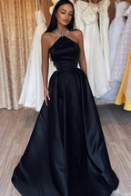 Robe de bal longue et simple noire en satin sans manches, coupe trapèze et dos nu