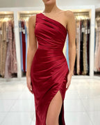 Robe de soirée sirène longue bordeaux en satin à une épaule et fente.