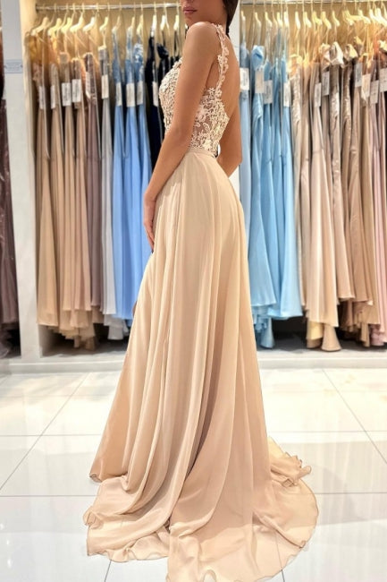 Robe de soirée longue simple couleur champagne, coupe trapèze, sans manches, en dentelle, avec fente.