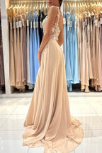 Robe de soirée longue simple couleur champagne, coupe trapèze, sans manches, en dentelle, avec fente.