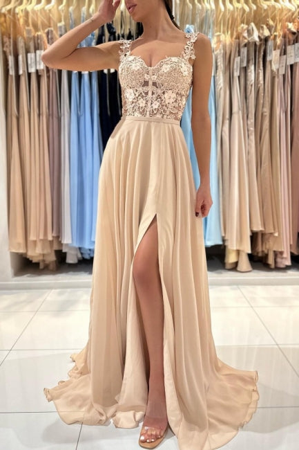 Robe de soirée longue simple couleur champagne, coupe trapèze, sans manches, en dentelle, avec fente.