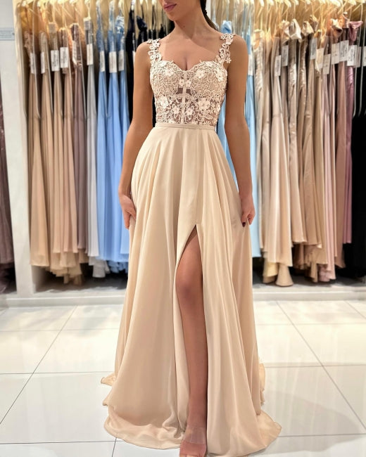 Robe de soirée longue simple couleur champagne, coupe trapèze, sans manches, en dentelle, avec fente.