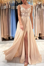 Robe de soirée longue simple couleur champagne, coupe trapèze, sans manches, en dentelle, avec fente.