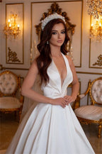 Vestidos de novia sencillos largos de satén color marfil, corte en A, escote en V y sin mangas