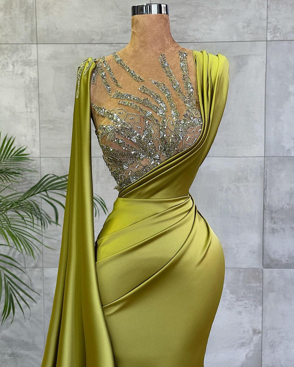 Robe de bal sirène longue et simple en satin ornée de bijoux