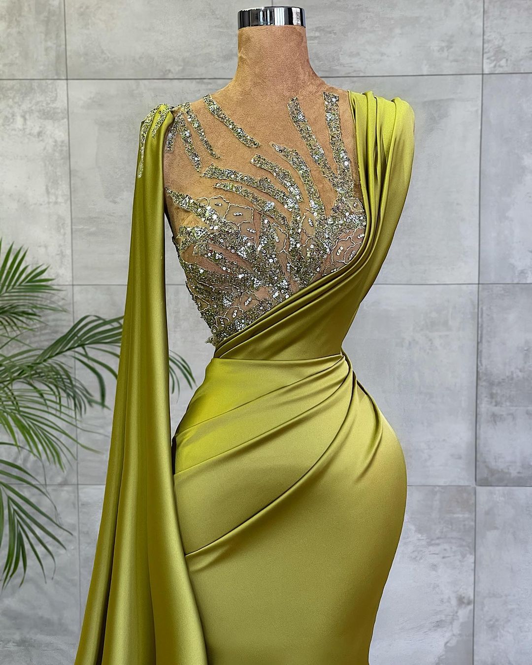 Robe de bal sirène longue et simple en satin ornée de bijoux