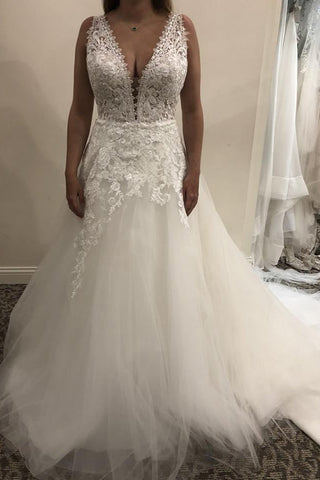 Vestido de novia sencillo largo de encaje y tul con escote en V, corte en A y espalda descubierta