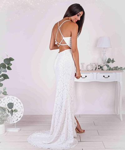 Vestido de novia sencillo, largo, de corte sirena, sin tirantes, con tirantes finos y abertura.