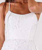 Vestido de novia sencillo, largo, de corte sirena, sin tirantes, con tirantes finos y abertura.