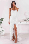 Vestido de novia sencillo, largo, de corte sirena, sin tirantes, con tirantes finos y abertura.