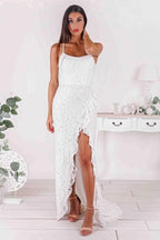 Vestido de novia sencillo, largo, de corte sirena, sin tirantes, con tirantes finos y abertura.