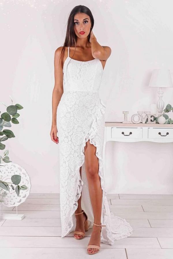 Vestido de novia sencillo, largo, de corte sirena, sin tirantes, con tirantes finos y abertura.