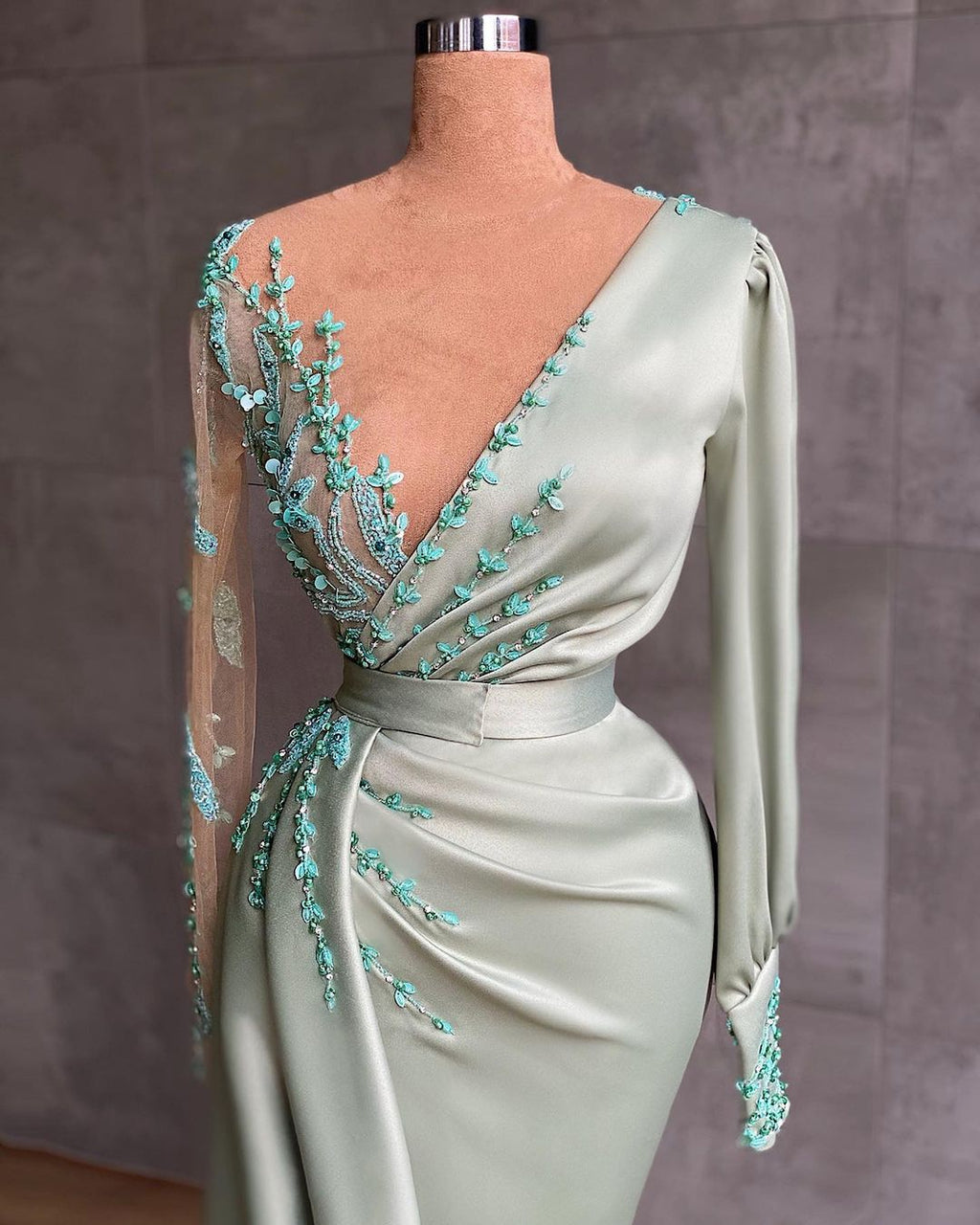 Robe de bal sirène longue simple en satin à col en V et manches
