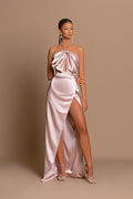 Vestido de fiesta largo, sencillo, rosa, de satén, sin mangas, con escote halter y abertura.