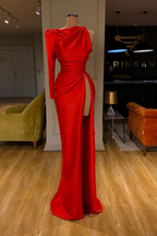 Vestido de fiesta largo de sirena rojo sencillo, de satén, con abertura y manga larga.